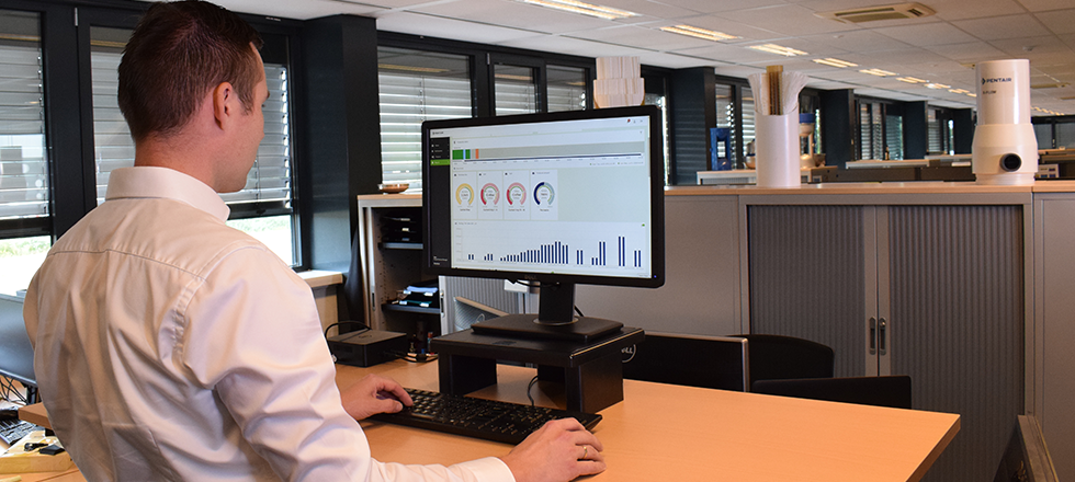 Hero Image Employee looking at graphs on screen