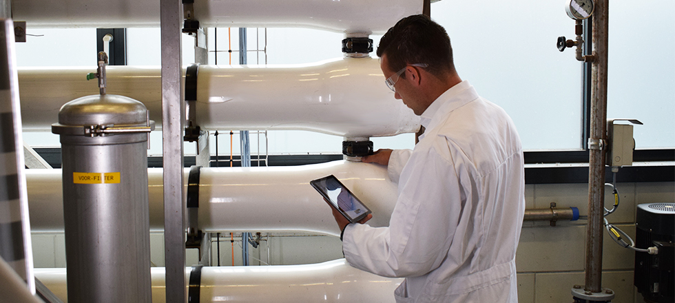 Hero Image Employee checking Codeline pressure vessels